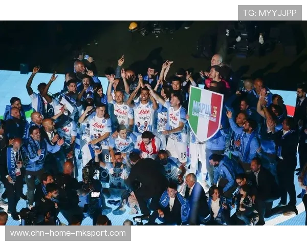 关键球顶着两人命中,全队跪着庆祝 关键球顶着两人命中,全队跪着庆祝