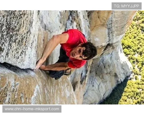 攀岩女神因抓点太狠岩壁都碎了 攀岩女神因抓点太狠岩壁都碎了
