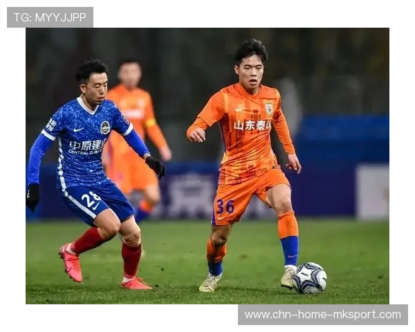 河南队周大地边路下底,回敲弧顶形成二次进攻 河南队周大地边路下底,回敲弧顶形成二次进攻