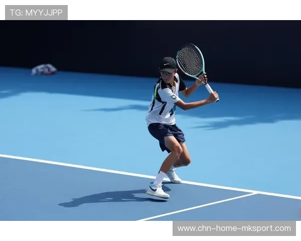 网球少女与蜜蜂追逐：一场意外的夏日奇遇